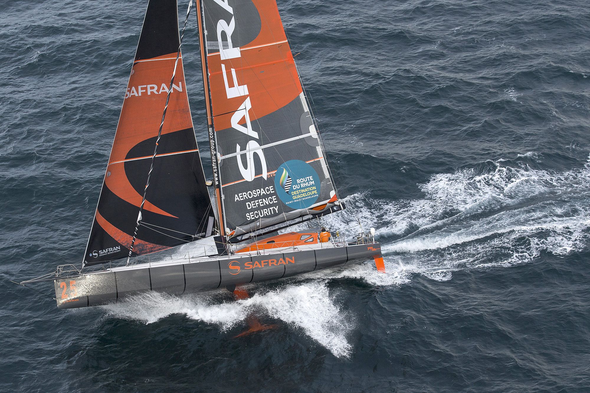 Team Safran peinture du bateau de Marc Guillemot