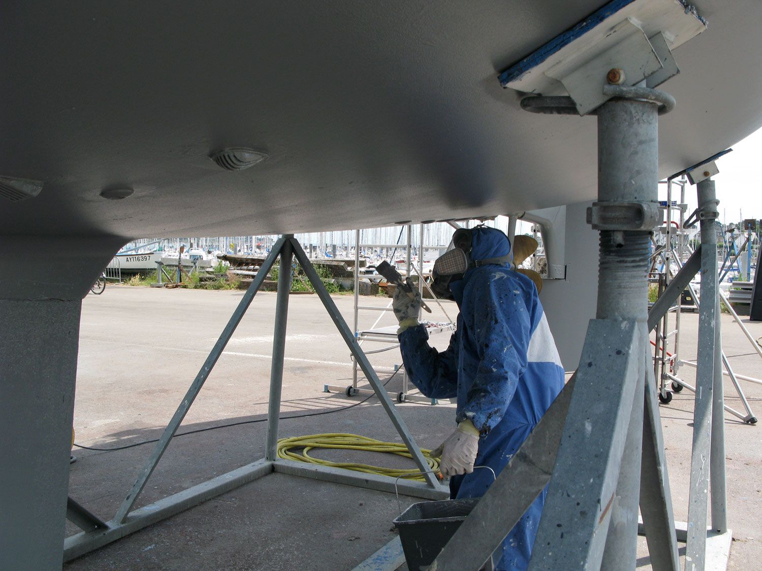 Chantier naval Kervilor Peinture Antifouling d'une coque sur un terre plein portuaire