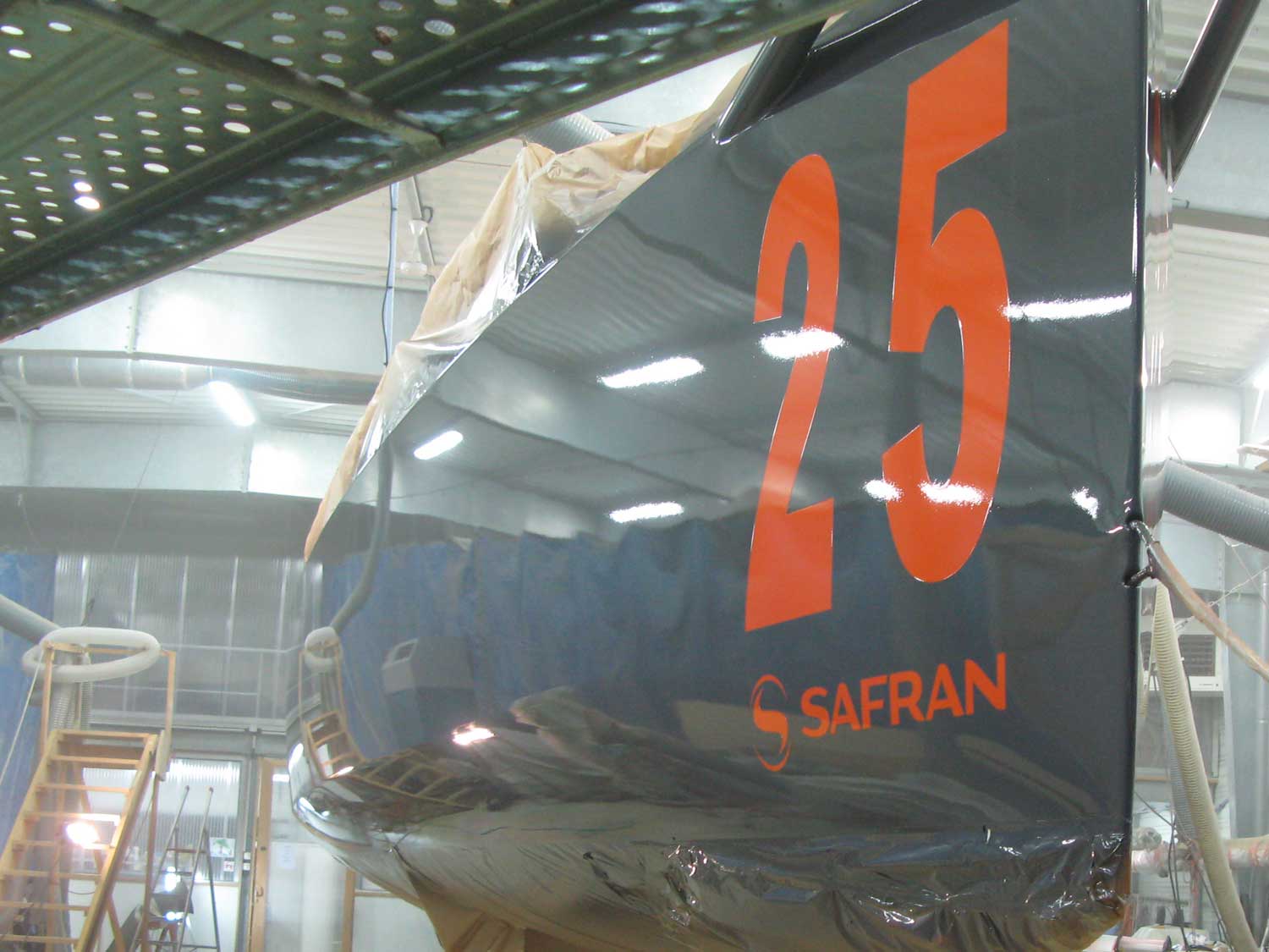 Travail de peinture de la coque du monocoque Safran