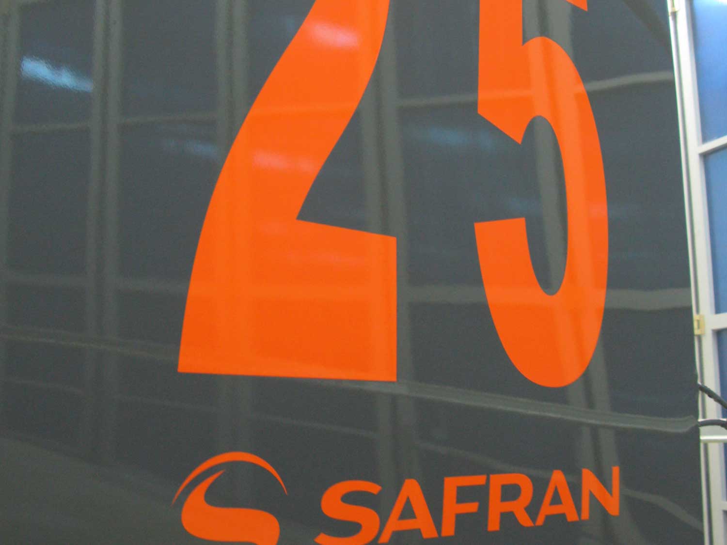 Peinture du monocoque de course Safran