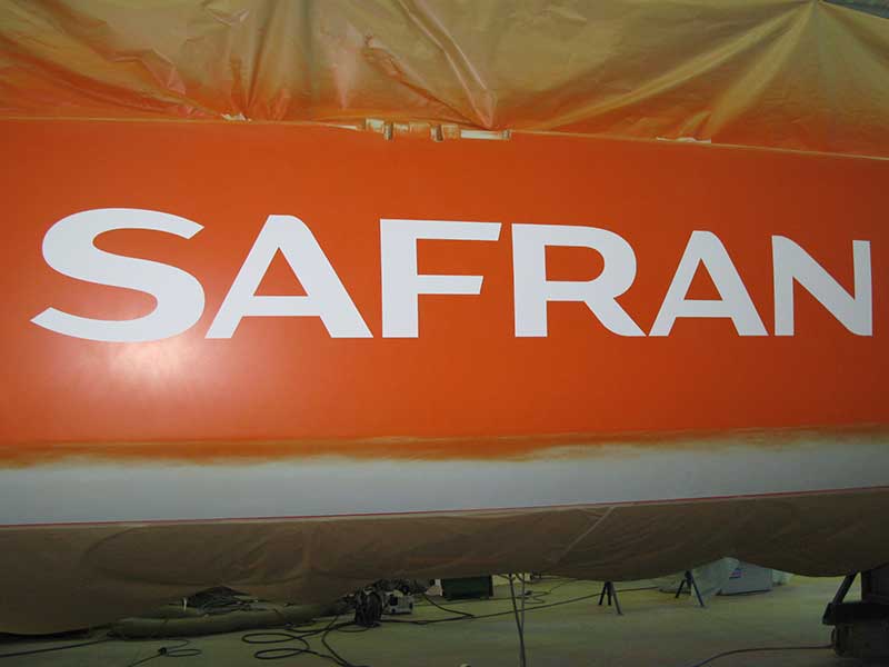 Finition et peinture du bateau Safran
