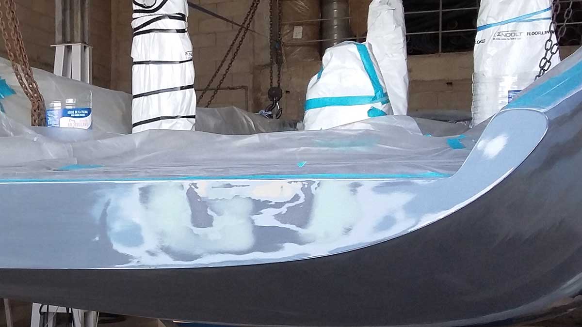 RC44, peinture de la coque et du pont