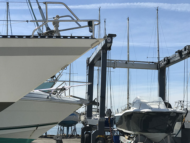 Mise à terre et mise à l'eau de bateaux