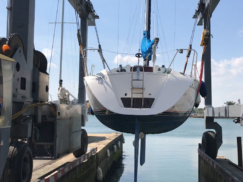 Mise à terre et mise à l'eau de bateaux