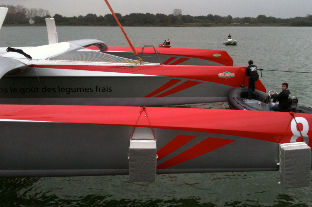 Les Ateliers d'Olivier, peinture et finition Peinture et finition du trimaran Prince de Bretagne